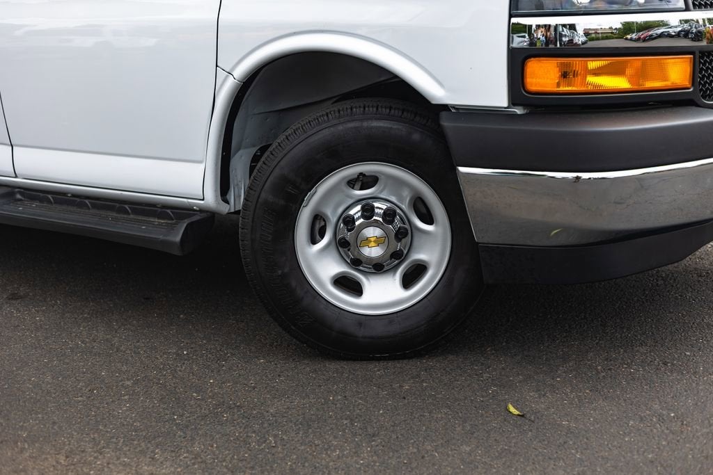 2025 Chevrolet Express Passenger 1LT