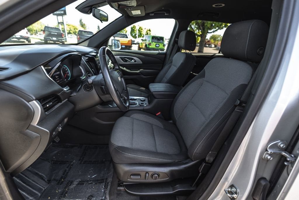 2022 Chevrolet Traverse LT Cloth