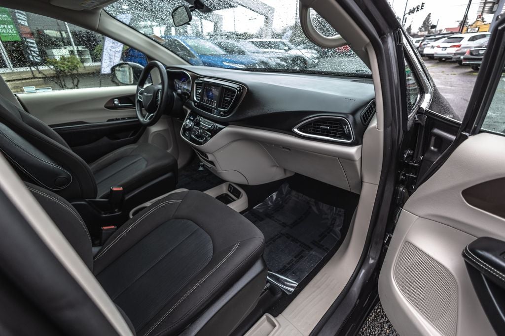 2020 Chrysler Voyager L