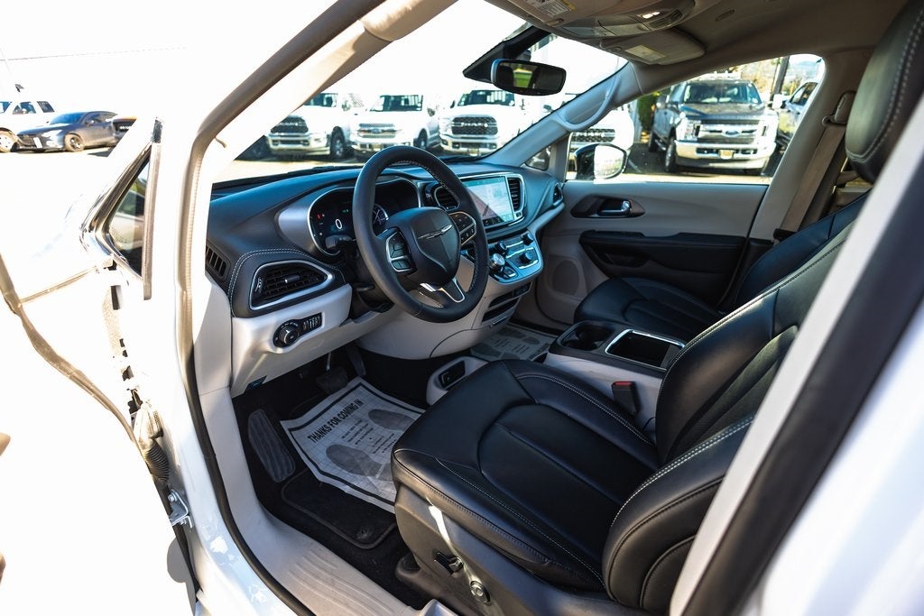 2024 Chrysler Pacifica Hybrid Select