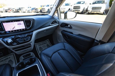 2024 Chrysler Pacifica Hybrid Select