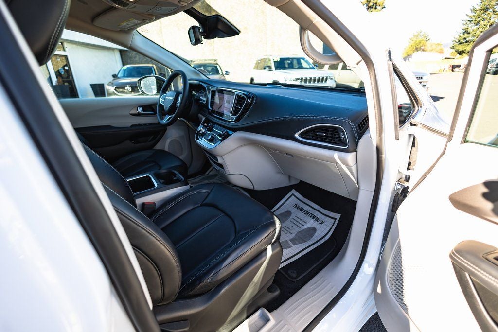 2024 Chrysler Pacifica Hybrid Select