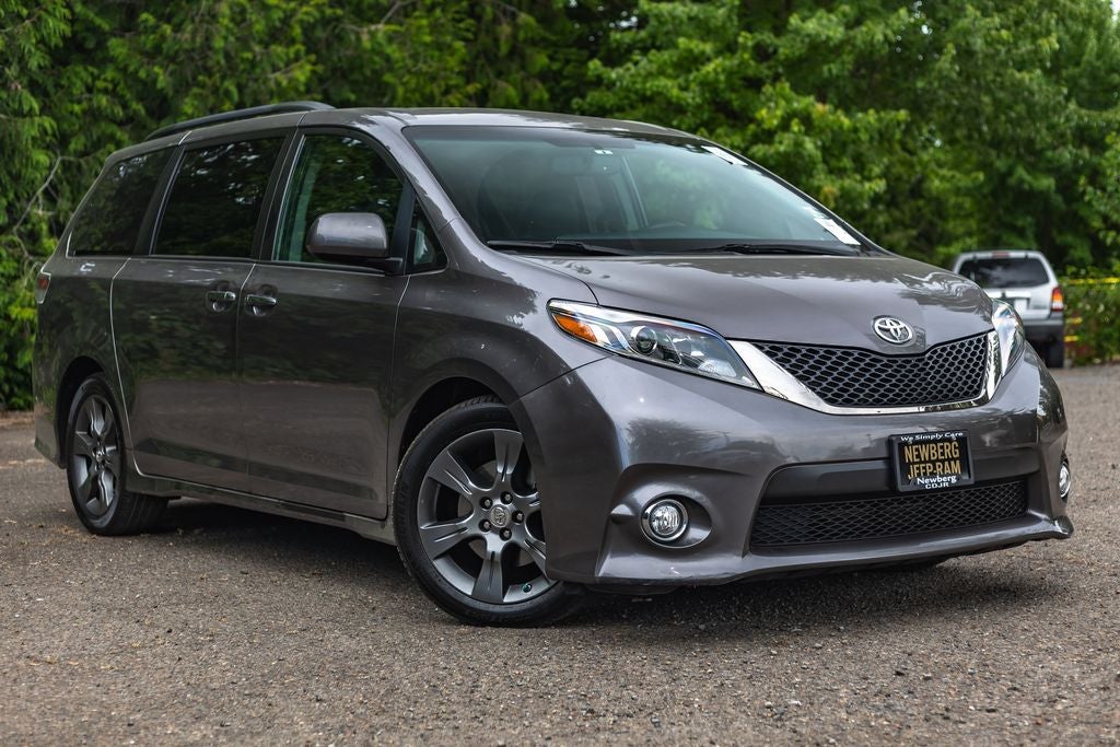 2016 Toyota Sienna SE 8 Passenger