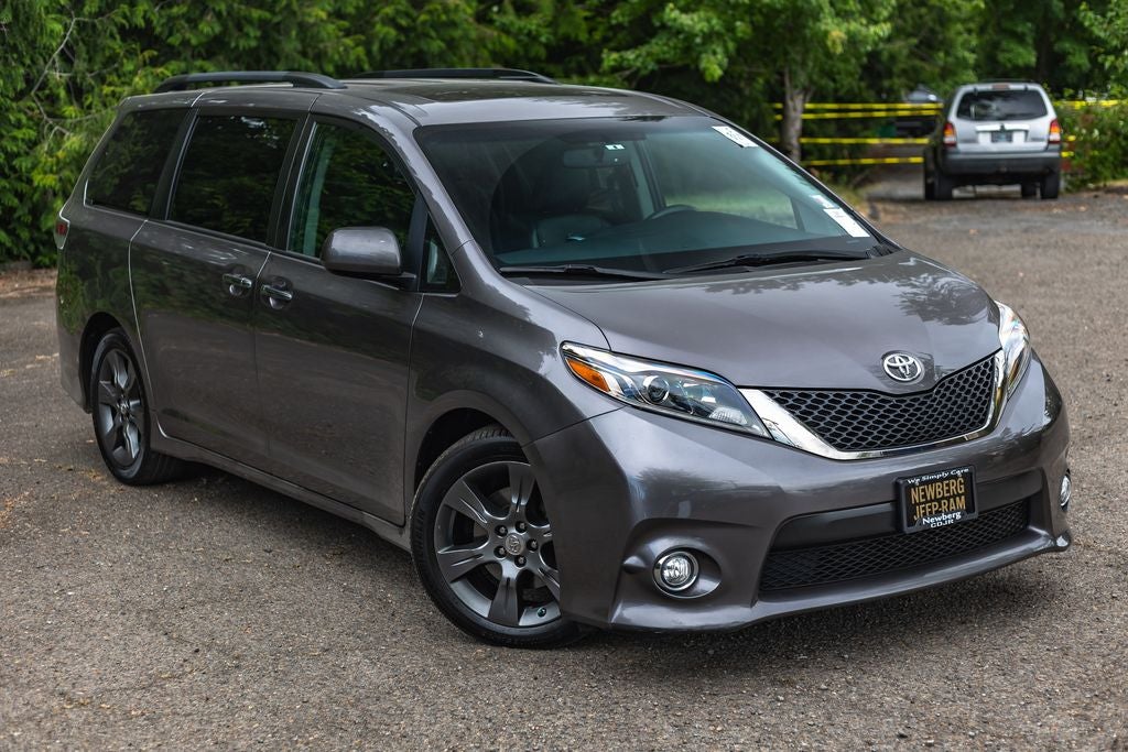 2016 Toyota Sienna SE 8 Passenger