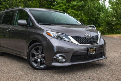 2016 Toyota Sienna SE 8 Passenger