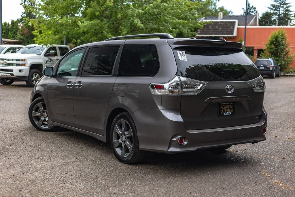 2016 Toyota Sienna SE 8 Passenger