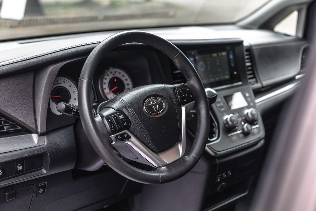 2016 Toyota Sienna SE 8 Passenger